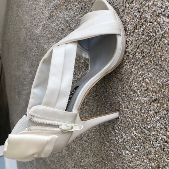 Vera Wang Satin Bow Heels - Picture 3 of 5
